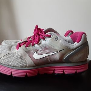 Size 9.5 women's Nike shoe